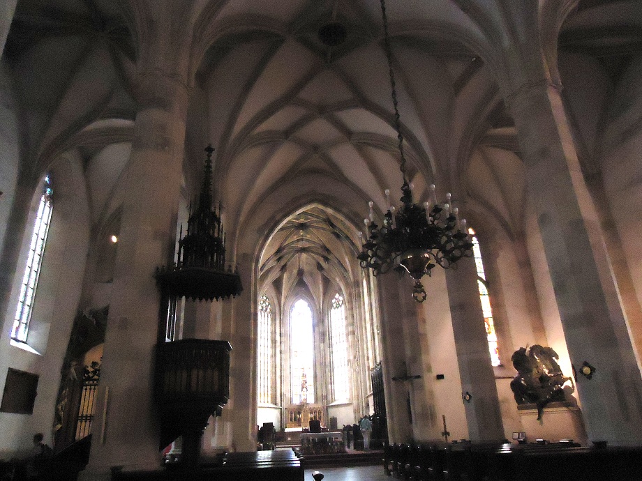 La nef et les voûtes de la cathédrale Saint-Martin de Bratislava 