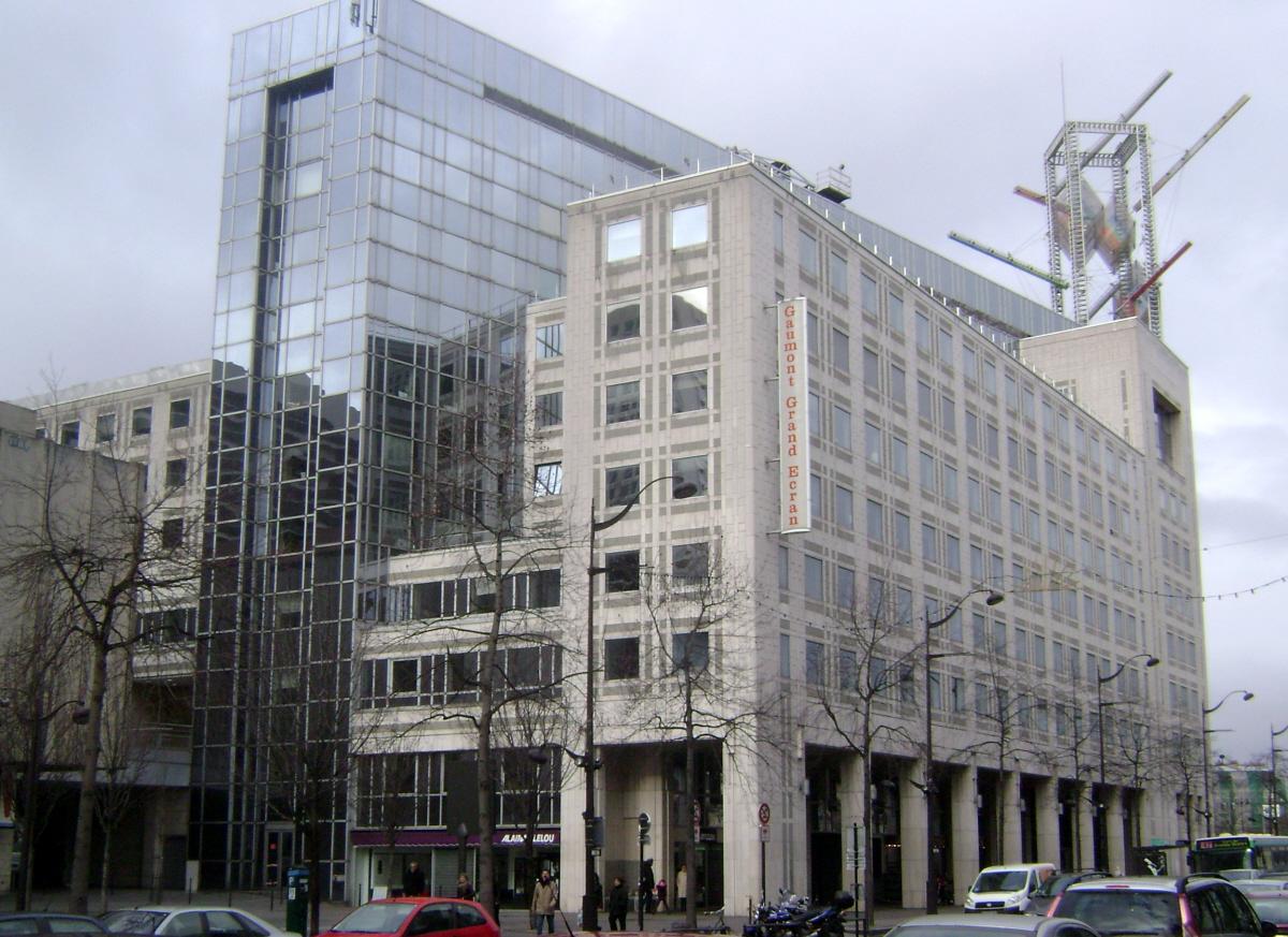 L'entrée et la façade du Centre commercialItalie 2, avenue d'Italie (Paris 13e) 