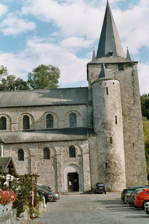 La tour et la nef de l'église romane de Celles (commune de Houyet - province de Namur) 