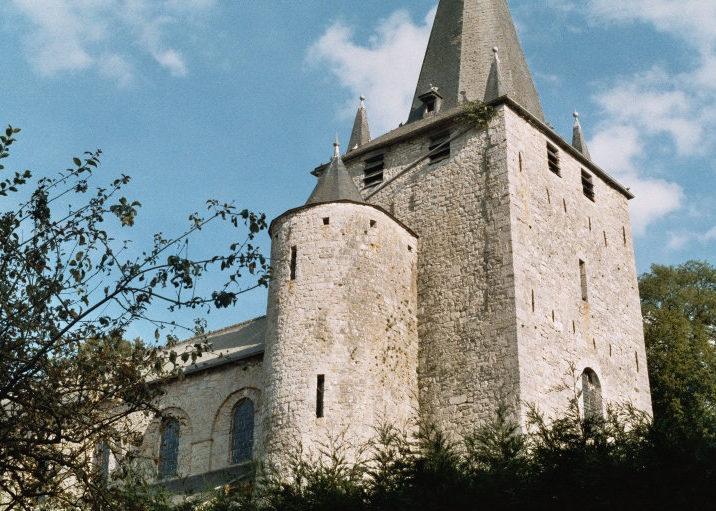 Le clocher de l'église romane de Celles (commune de Houyet) 