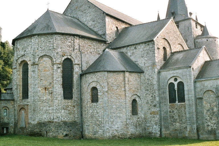 Le chevet de l'église de Celles (commune de Houyet) 
