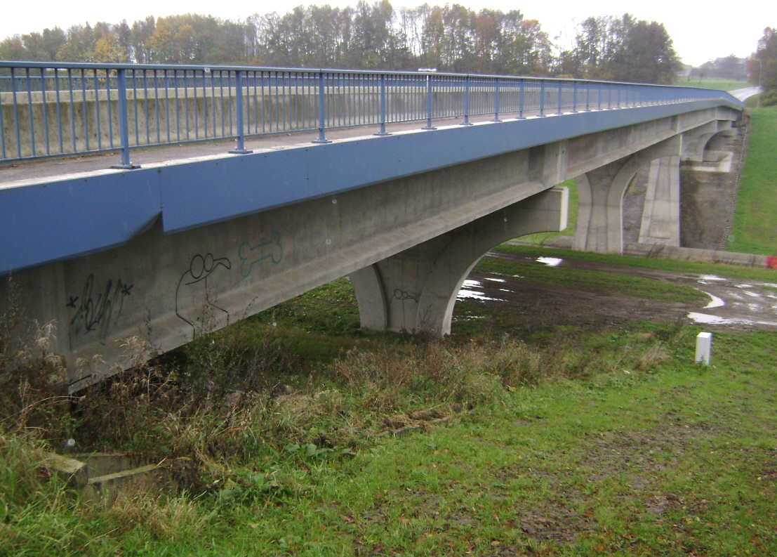 Le pont de la N627 sur la tranchée du LGV et l'autoroute E40 entre Verviers et Battice à Chaineux (province de Liège) 