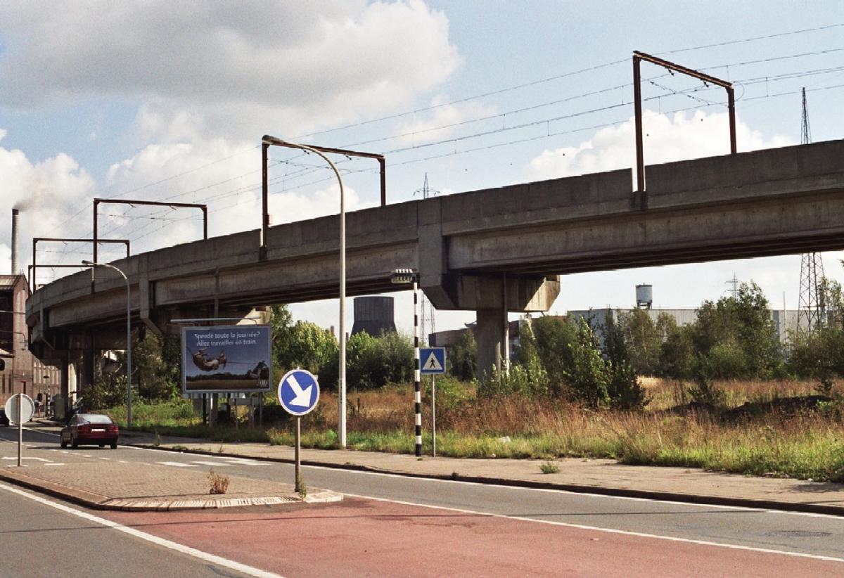 Le viaduc du métro de Charleroi le long de la N90 à l'entrée de Monceau-sur-Sambre 