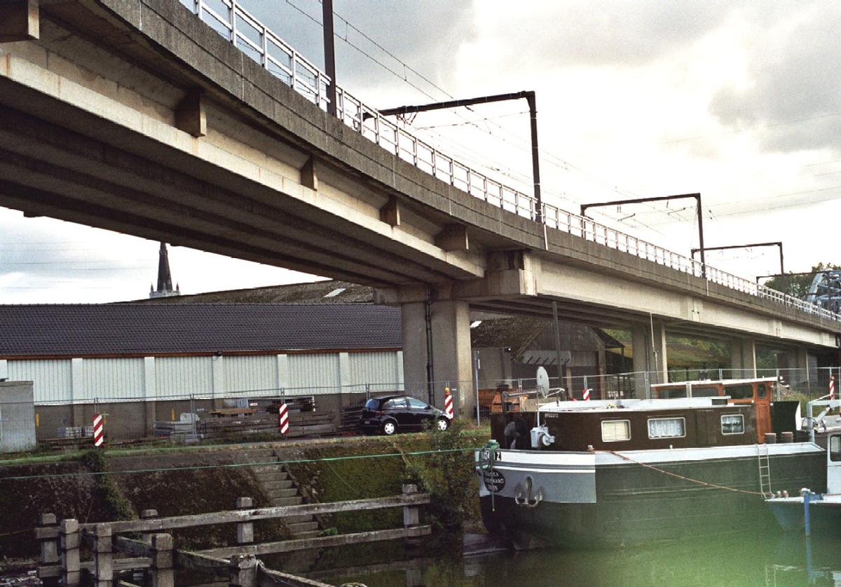 Charleroi Light Rail - viaduct along the N90 at the entrance to Monceau-sur-Sambre 