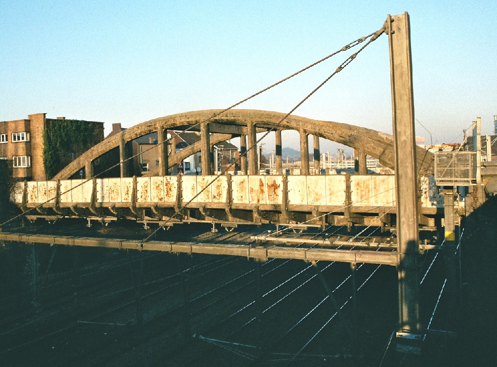 Le pont de la rue du Chemin de Fer sur les voies ferrées à Châtelineau (commune de Châtelet) 