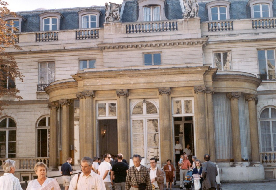 La façade, rue de Varenne, de l'Hôtel de Clermont (Paris 7e) 