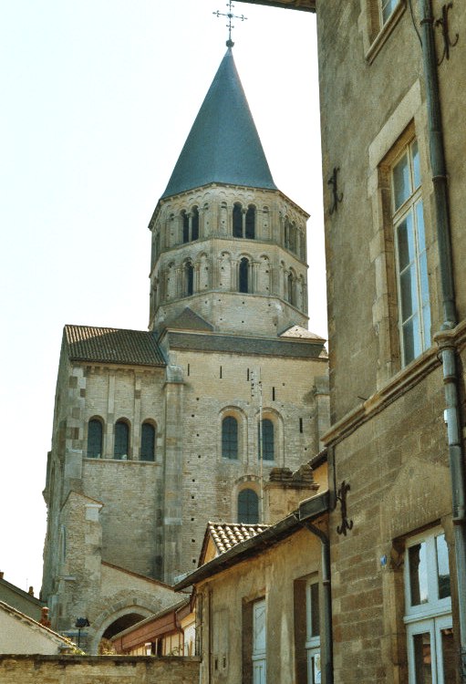 La tour romane de l'église abbatiale de Cluny 