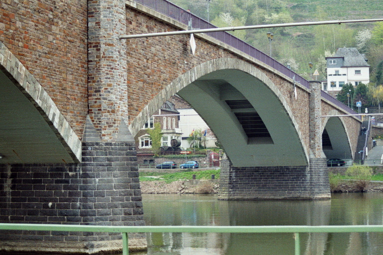 Le pont de Cochem, de trois travées, sur la Moselle 