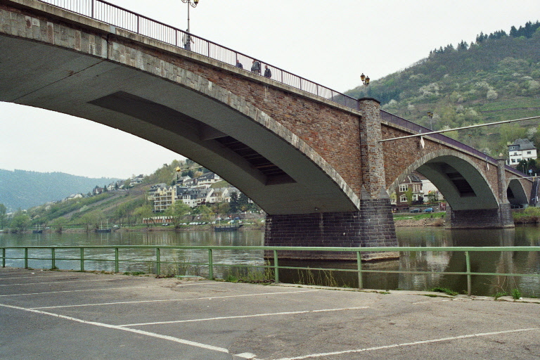 Le pont de Cochem, de trois travées, sur la Moselle 