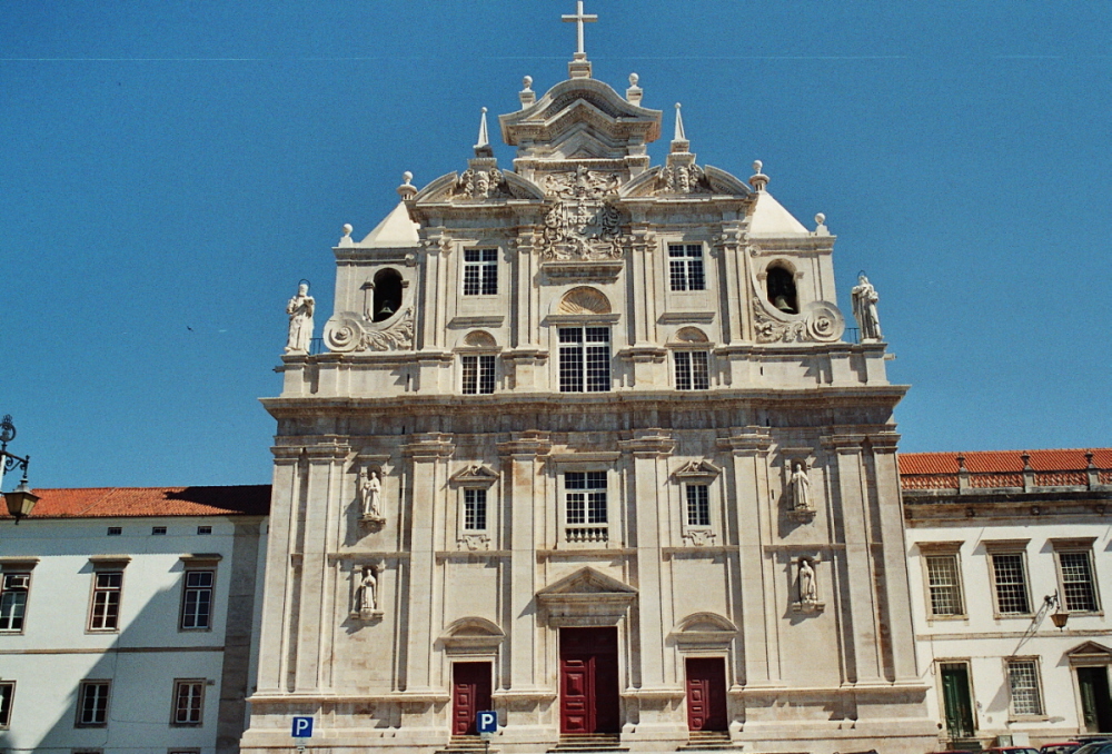 La façade de la Nouvelle Cathédrale (Sé) de Coïmbra (Portugal) 