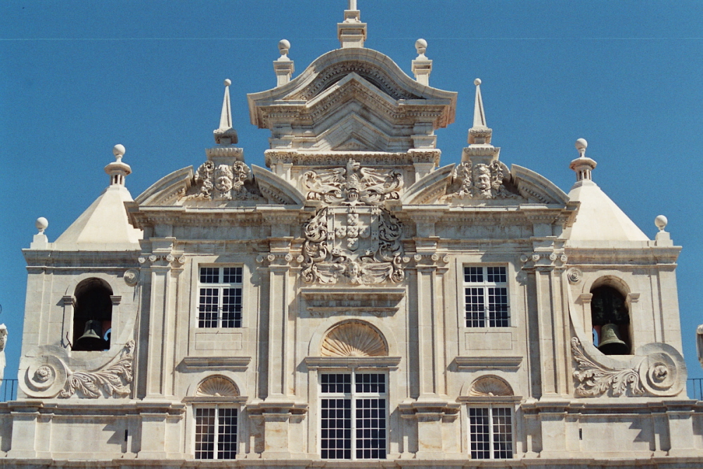 La façade de la Nouvelle Cathédrale (Sé) de Coïmbra (Portugal) 