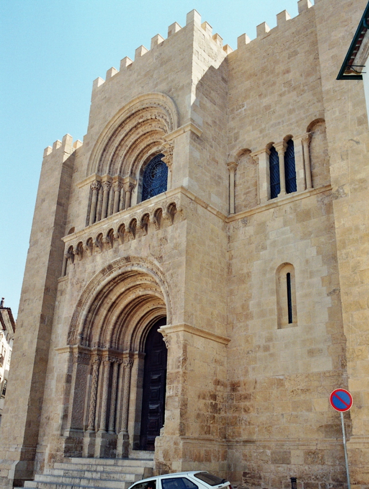 La façade romane de la Vieille Cathédrale de Coïmbra 