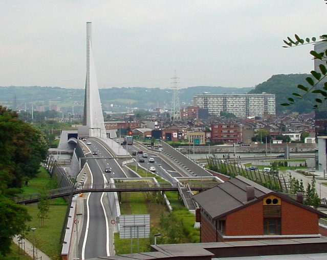 Le pont haubané »du Pays de Liège« sur la Meuse, à la sortie du tunnel de Cointe A l'avant-plan, le poste de surveillance »Tilleuls«