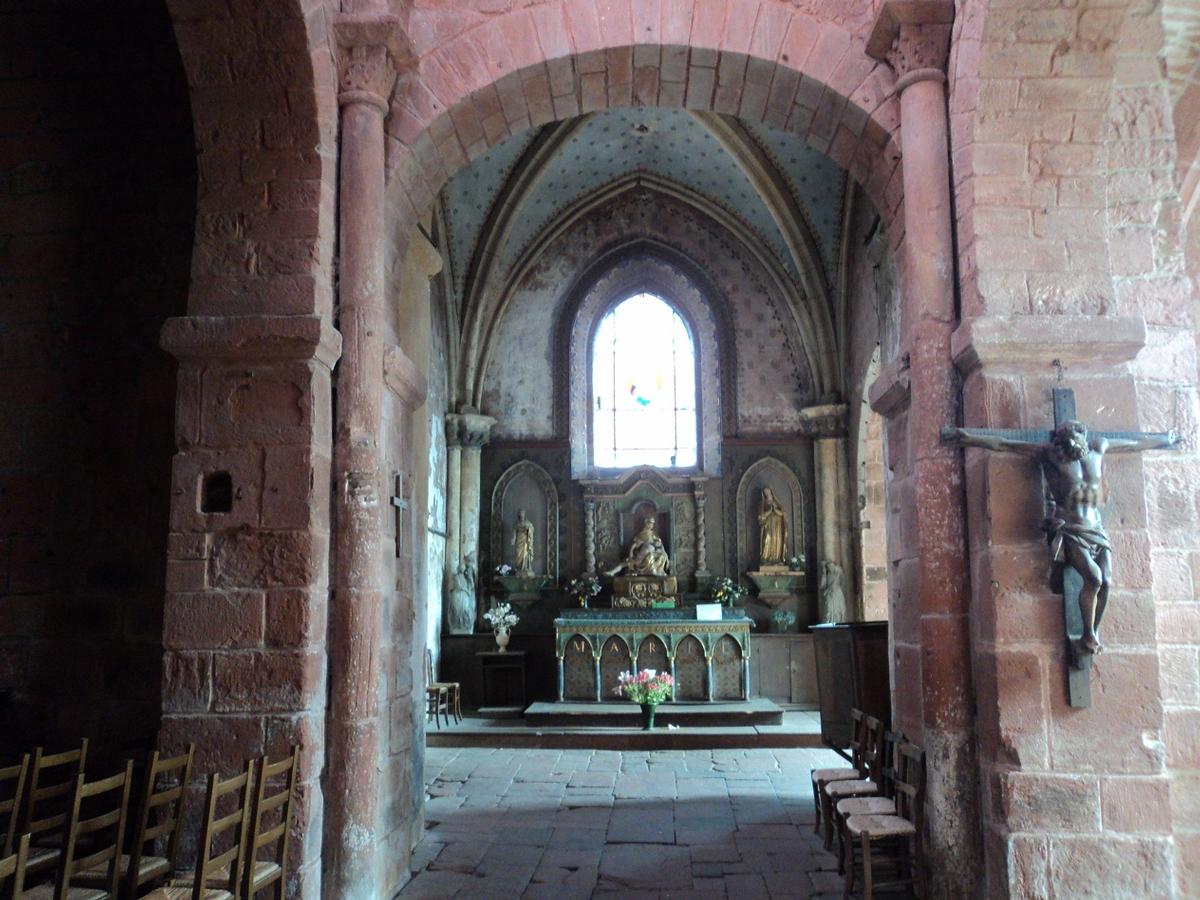 L'intérieur de l'église Saint Pierre de Collonges-la-Rouge (Corrèze) 