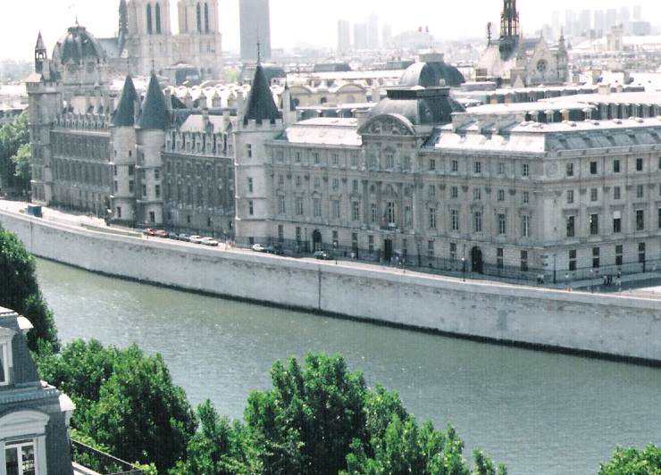 Vue générale de la Conciergerie, depuis le toit de la Samaritaine, à Paris 