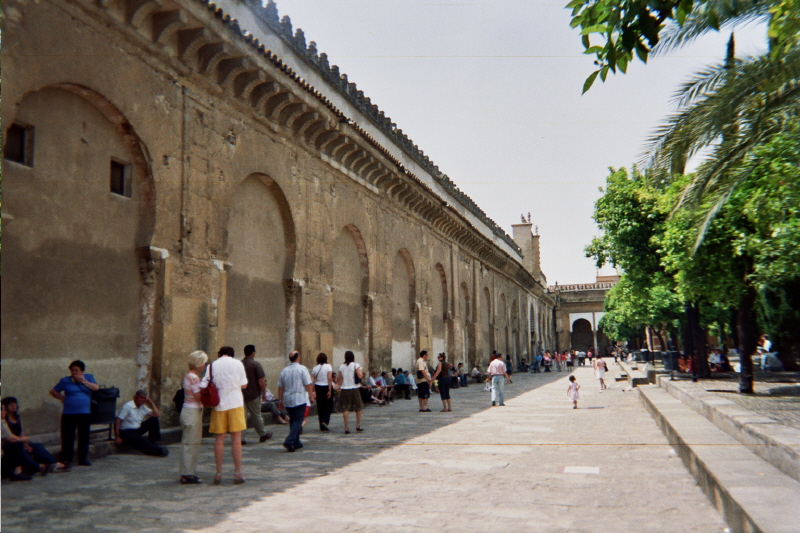 Le patio des Naranjas (Orangers), sa galerie et le minaret de la Mezquita à Cordoue 