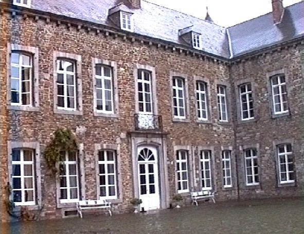 Les bâtiments de la cour intérieure du château de Corroy-le-Château (Gembloux) 