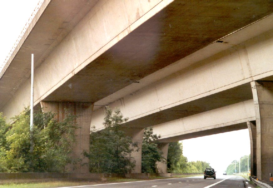 Le triple pont de la N4 et de la bretelle de sortie sur l'autoroute E411 à Courrière (province de Namur) 
