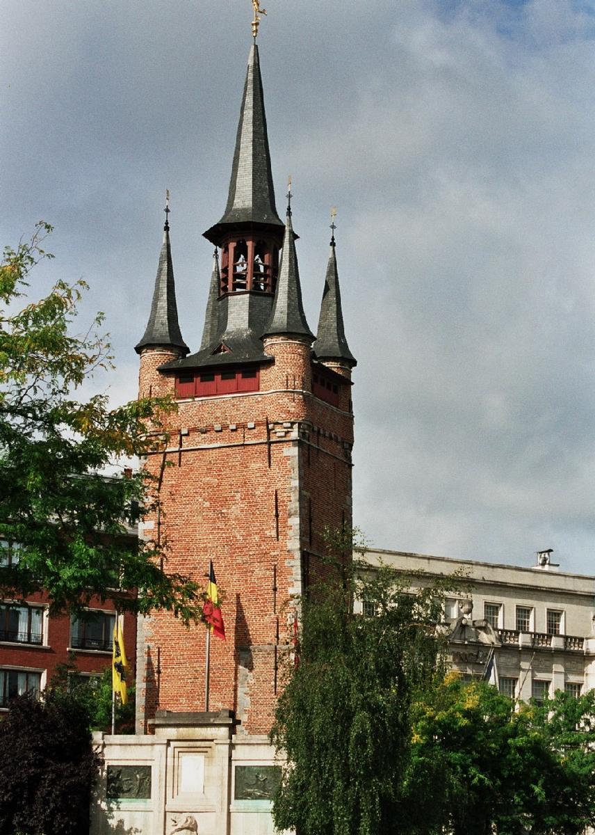 Fiche média no. 69428 Le beffroi de Courtrai (Kortrijk) est le dernier témoin des halles aux draps du 14e siècle. Il est surmonté de 5 tourelles aux toits pointus et est construit en briques et en pierres