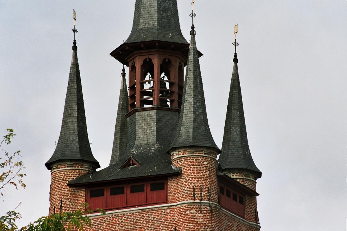 Fiche média no. 69429 Le beffroi de Courtrai (Kortrijk) est le dernier témoin des halles aux draps du 14e siècle. Il est surmonté de 5 tourelles aux toits pointus et est construit en briques et en pierres