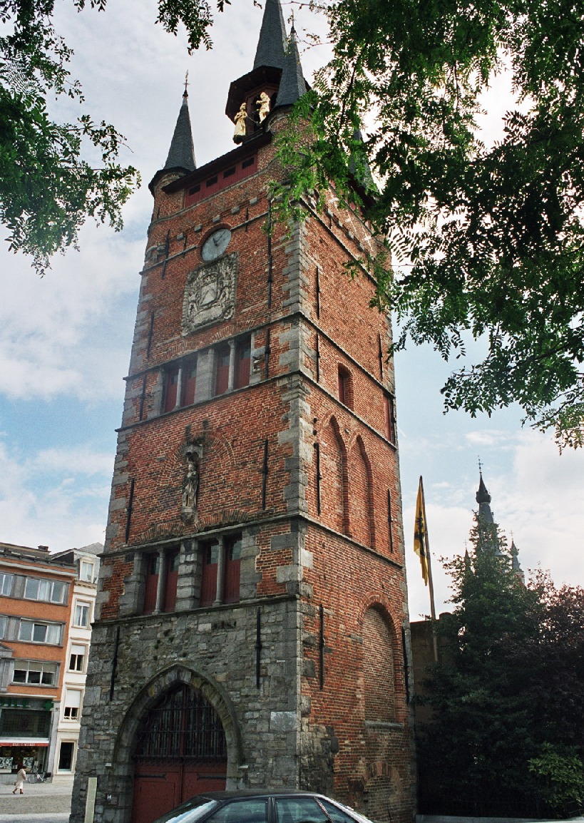 Fiche média no. 69430 Le beffroi de Courtrai (Kortrijk) est le dernier témoin des halles aux draps du 14e siècle. Il est surmonté de 5 tourelles aux toits pointus et est construit en briques et en pierres