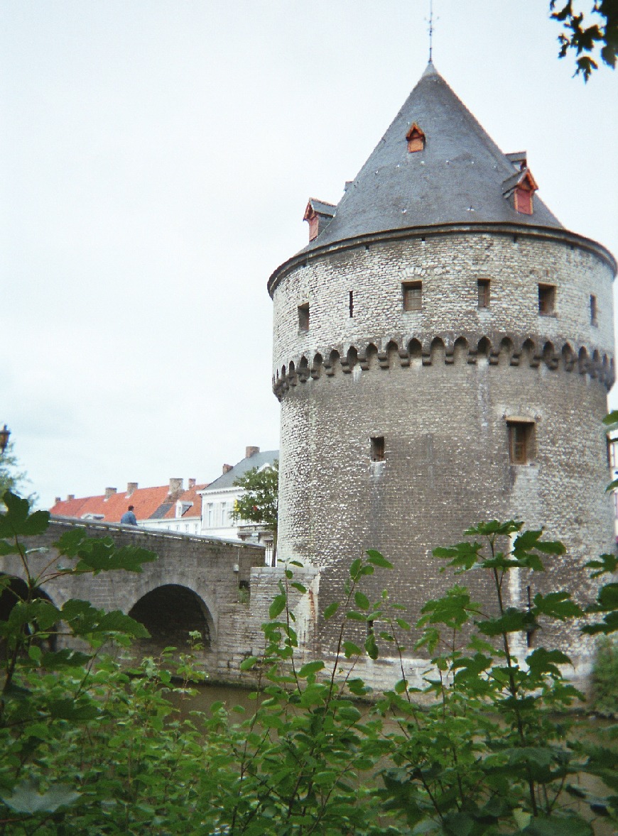Le pont et les tours du Broel, sur la Lys, à Courtrai (Flandre occidentale) 