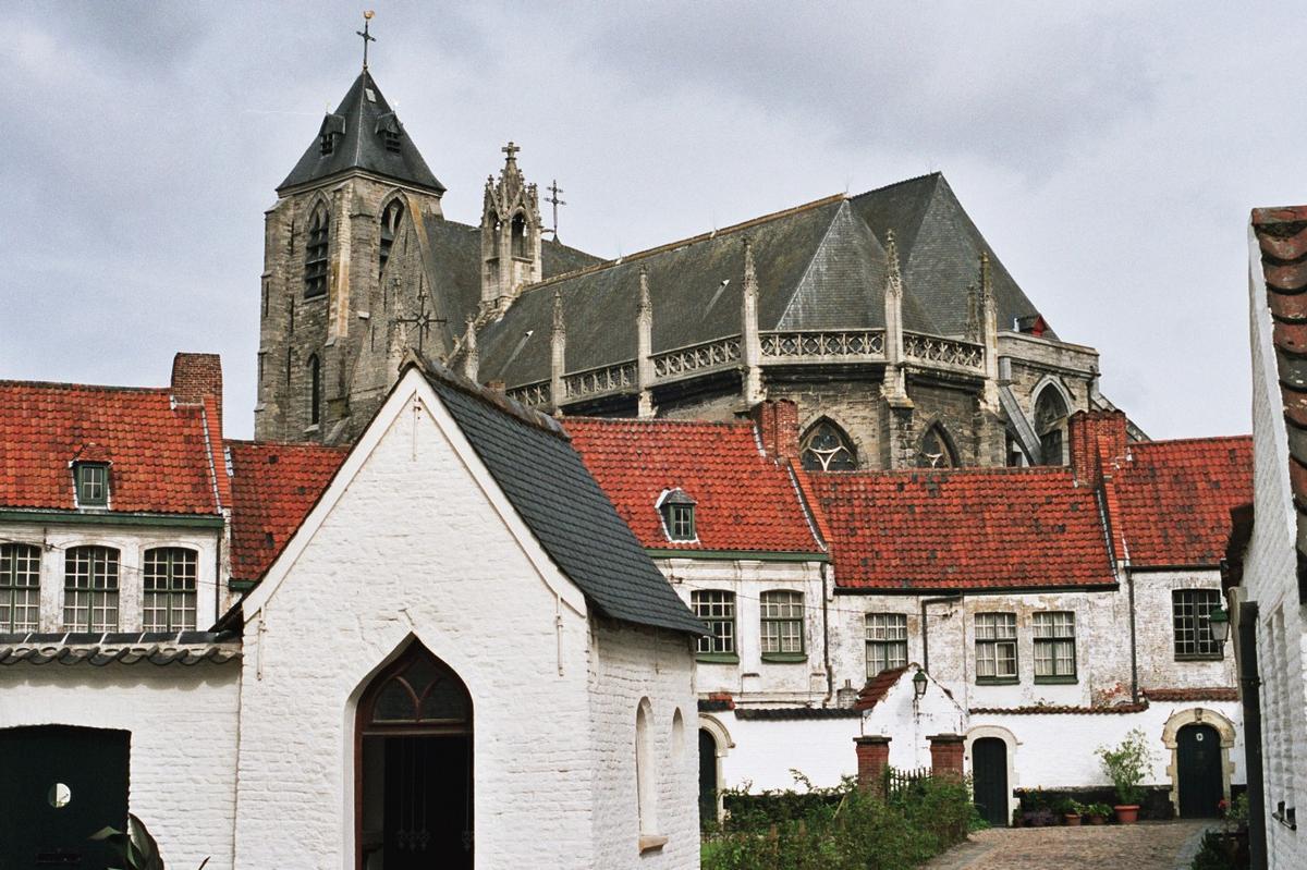 Fiche média no. 69431 L'église Notre-Dame de Courtrai (Kortrijk). La tour, la façade et les contreforts datent du début du 13e siècle. Le choeur et le chevet remontent à l'an 1300