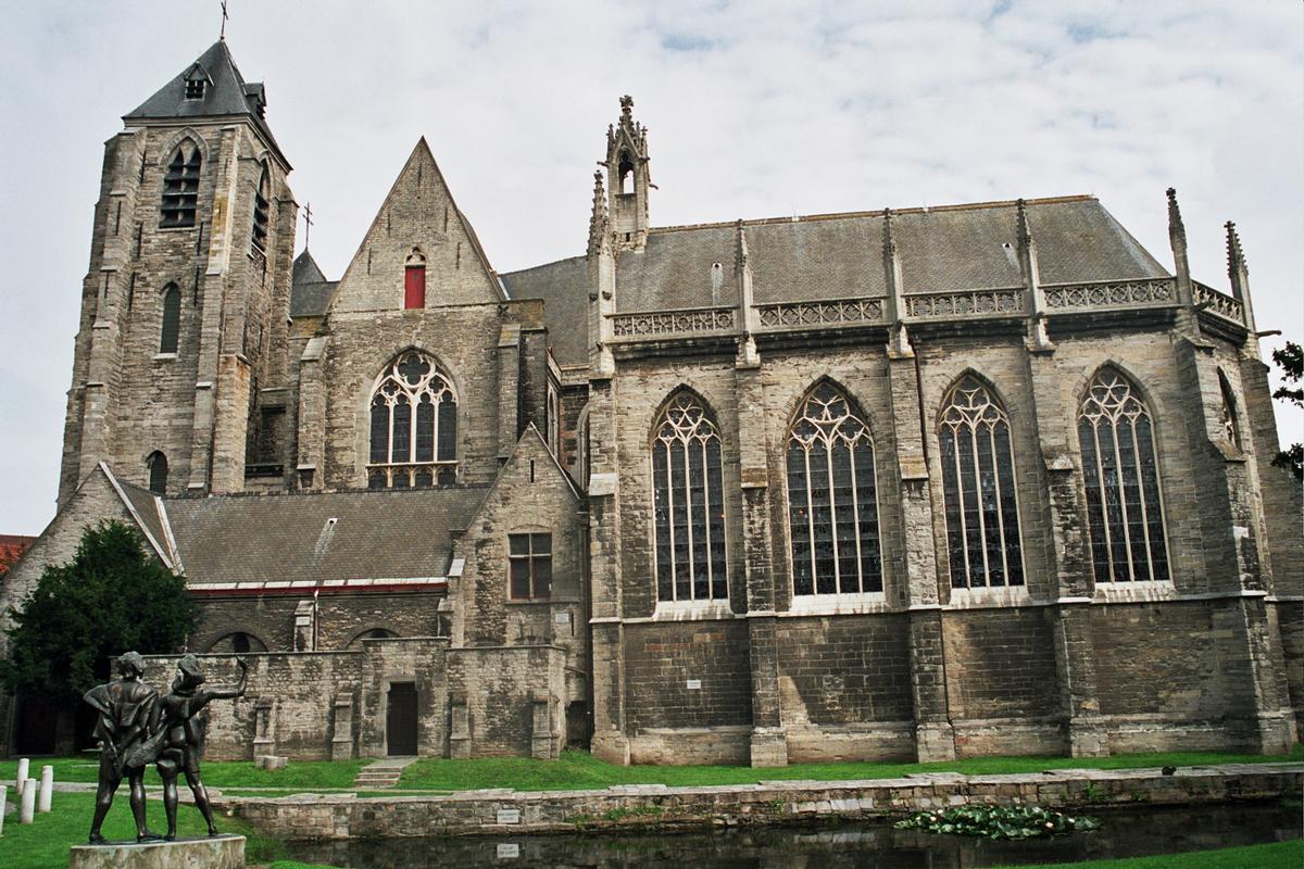 Fiche média no. 69432 L'église Notre-Dame de Courtrai (Kortrijk). La tour, la façade et les contreforts datent du début du 13e siècle. Le choeur et le chevet remontent à l'an 1300