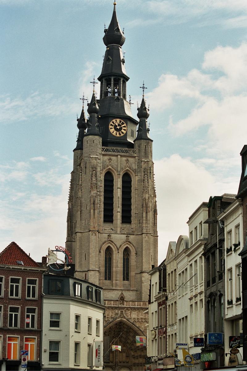 Fiche média no. 69426 La tour aux clochetons à bulbes de l'église Saint Martin de Courtrai (Flandre occidentale) date du 17e siècle et mesure 75 m. de hauteur. L'église elle-même est une reconstruction néogothique du 19e siècle
