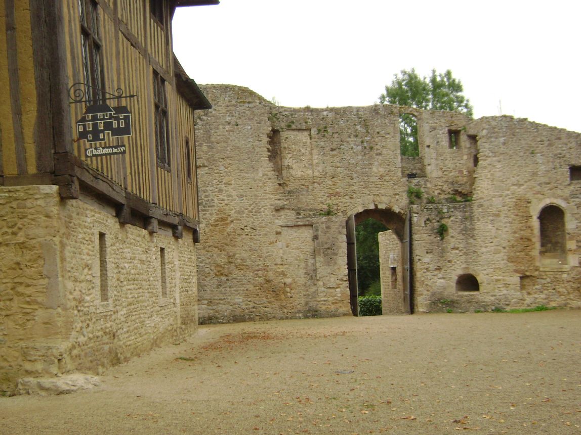 La cour et les bâtiments intérieurs aux remparts du château de Crèvecoeur (Calvados) 