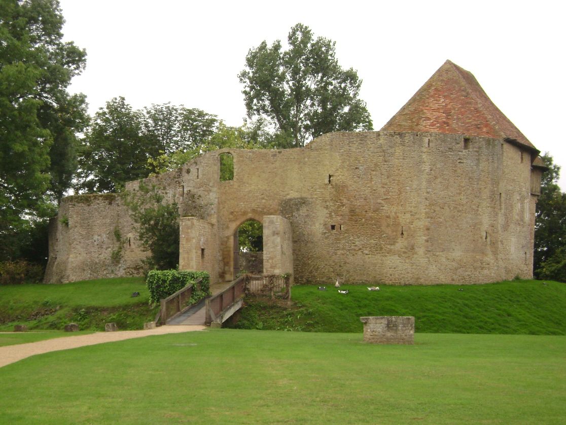 Le château médiéval de Crèvecoeur-en-Auge (Calvados): les remparts 