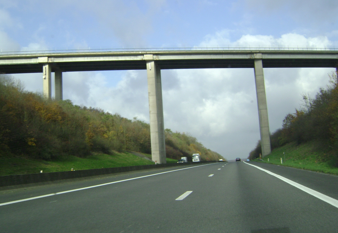 Le pont de la route de Mont-Gauthier (N929) sur l'autoroute E411 (Bruxelles-Luxembourg) à Ciergnon (province de Namur) 