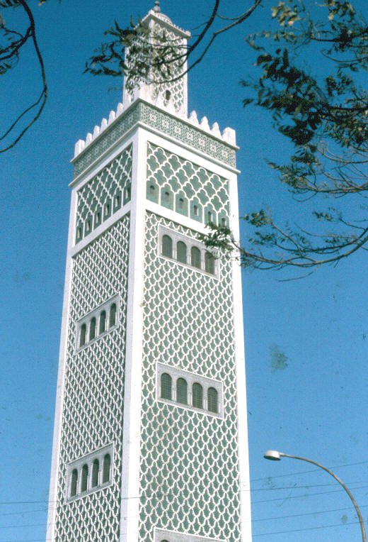 Le minaret de la grande mosquée du quartier de la Medina de Dakar (Sénégal) 
