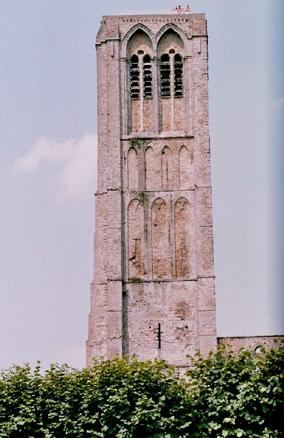 La tour de l'église Notre-Dame (14e siècle) de Damme (Flandre occidentale) 