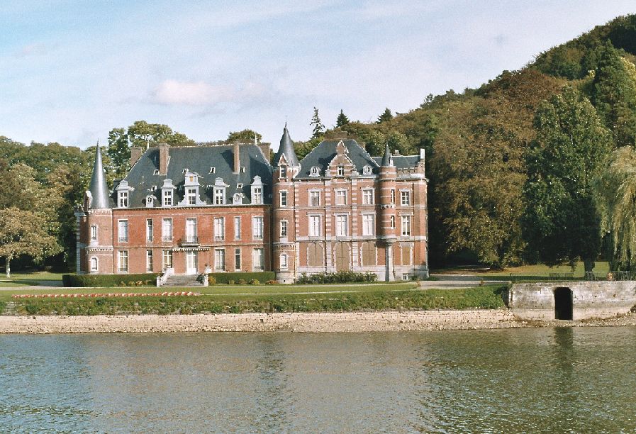 Le château de Dave (commune de Namur), sur la rive droite de la Meuse 