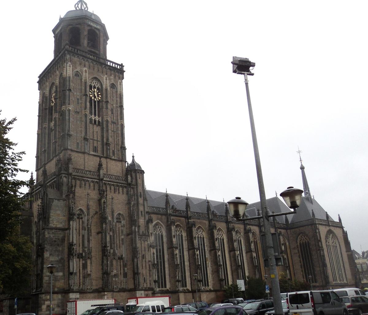 Fiche média no. 173368 L'église Saint Lebuin, dite aussi la Grande Eglise (Grote of St Lebuinuskerk) à Deventer, a été fondée vers 1040 et construite en style roman à partir de 1235. Elle a été restaurée en style gothique dans la 2e moitié du 15e siècle