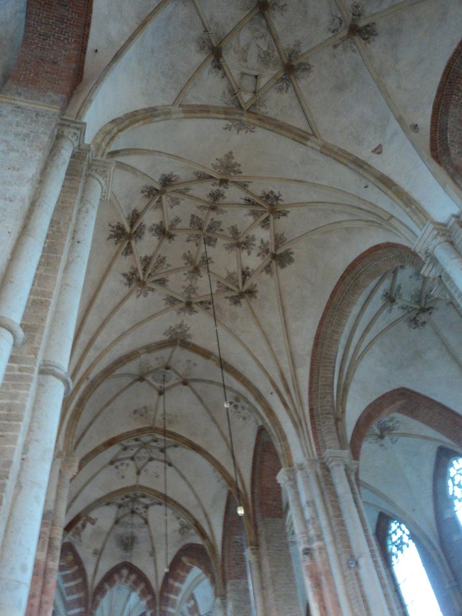 La nef centrale de l'église Saint Lebuin à Deventer (Overijssel) a les voûtes étoilées peintes 