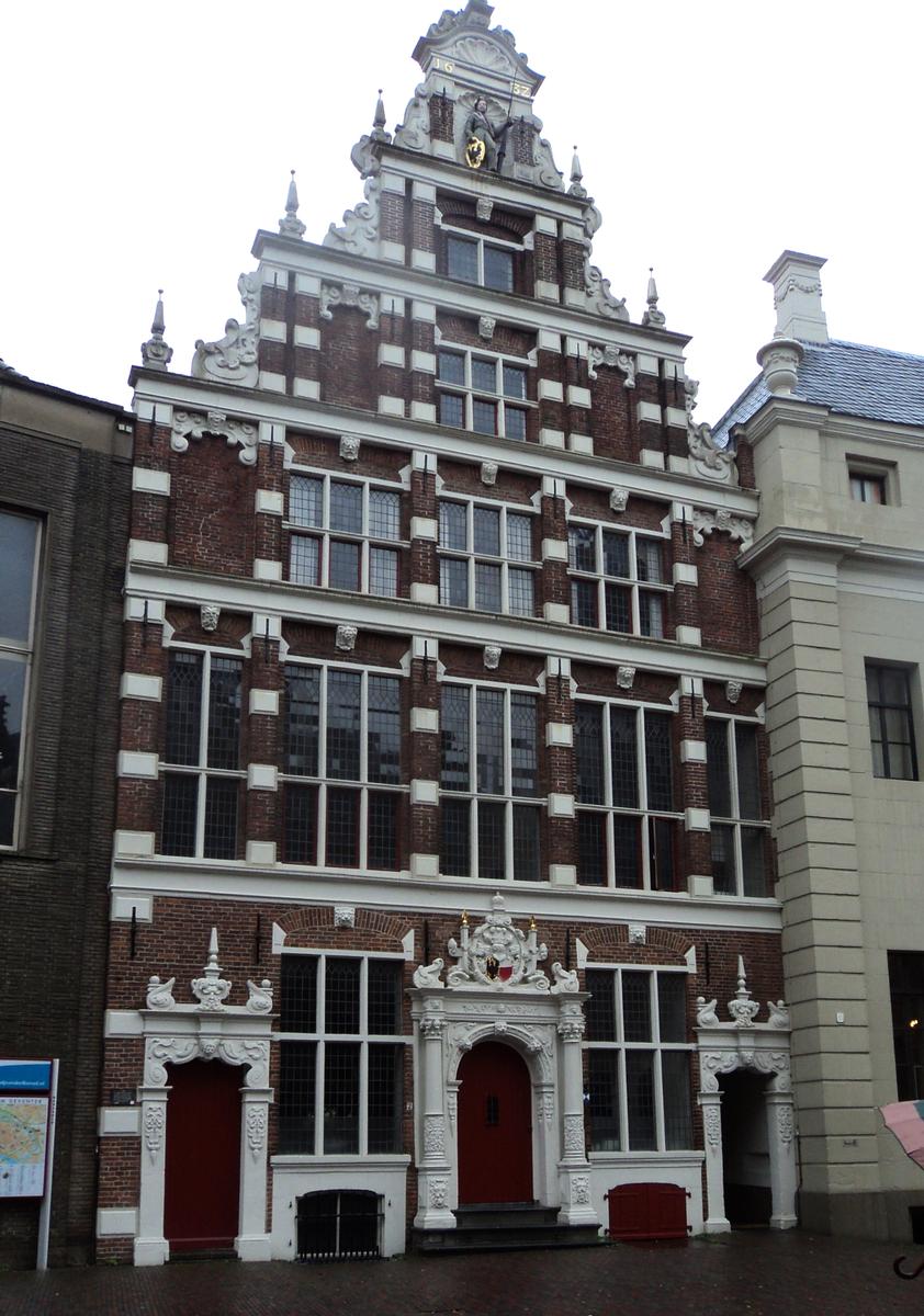 Fiche média no. 173367 Le Landshuis à Deventer (Overijssel), dont la façade date de 1632 et est rythmée de pilastres et surmontée d'un pignon à pinacles, est l'ancien siège des Etats (députés) de l'Overijssel au 17e siècle