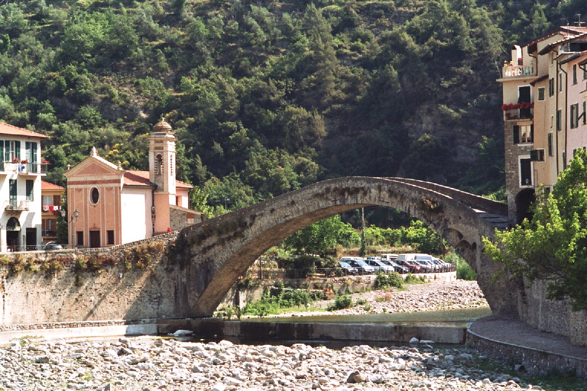 Le pont médiéval de Dolceacqua, sur la Nervia, flanqué, en rive droite, de la petite église baroque de San Filippo 