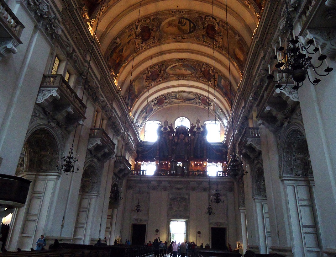 L'intérieur et la coupole de la cathédrale Saint Rupert de Salzbourg 