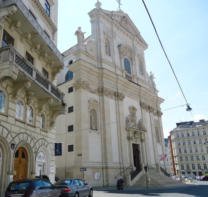 L'église des Dominicains, édifiée par Antonio Canevale de 1631 à 1634, dresse sa façade baroque sur la Postgasse 