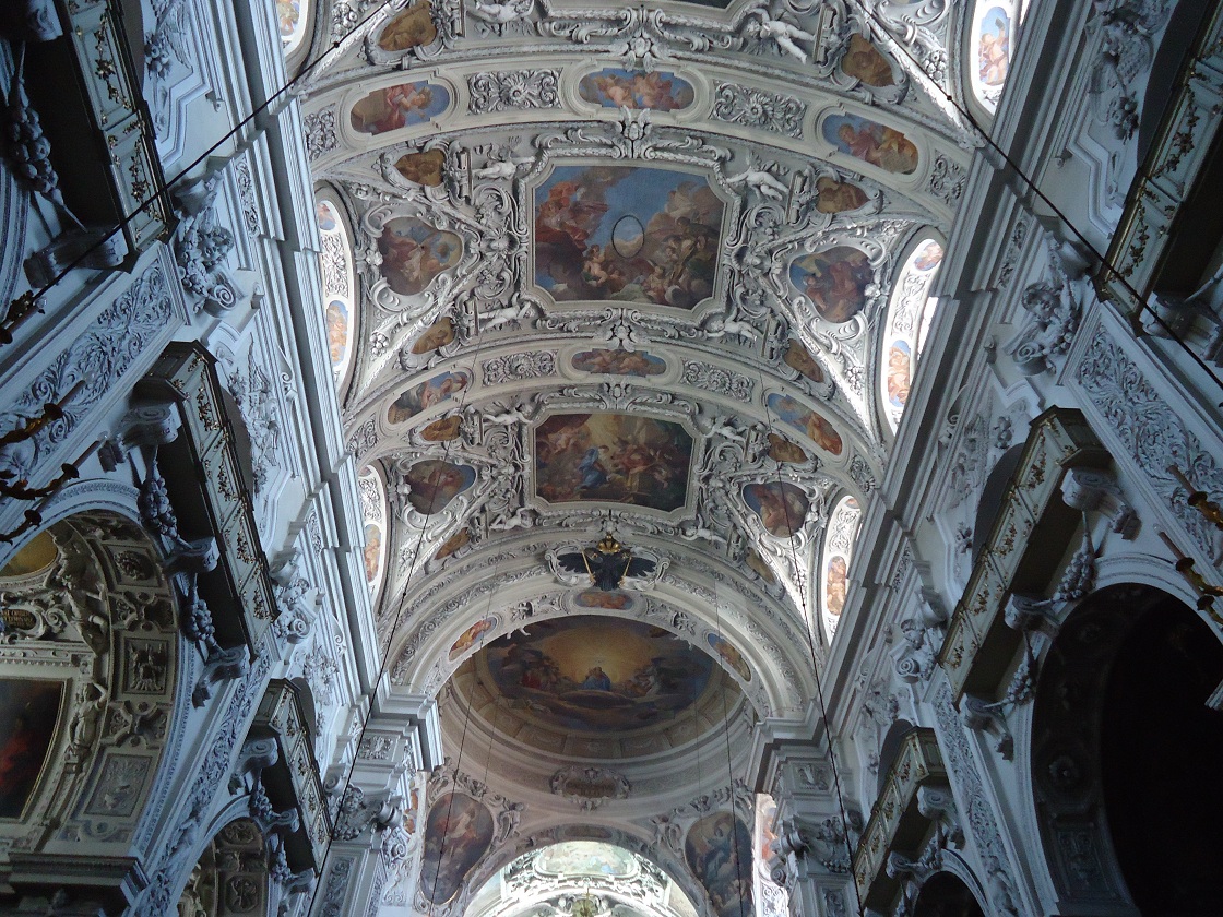 Les voûtes et l'intérieur baroque de l'église des Dominicains, dans le centre de Vienne 