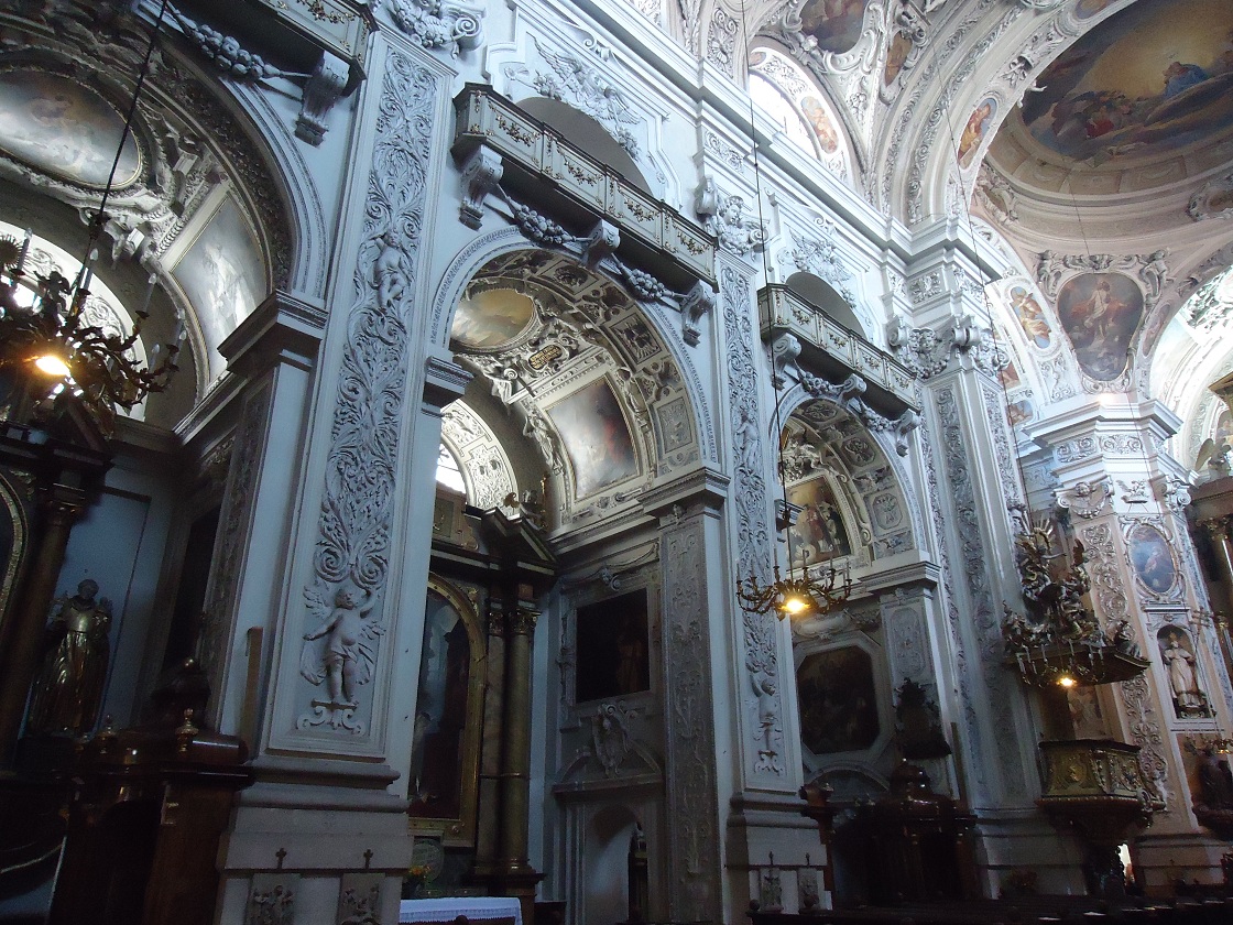 Les voûtes et l'intérieur baroque de l'église des Dominicains, dans le centre de Vienne 