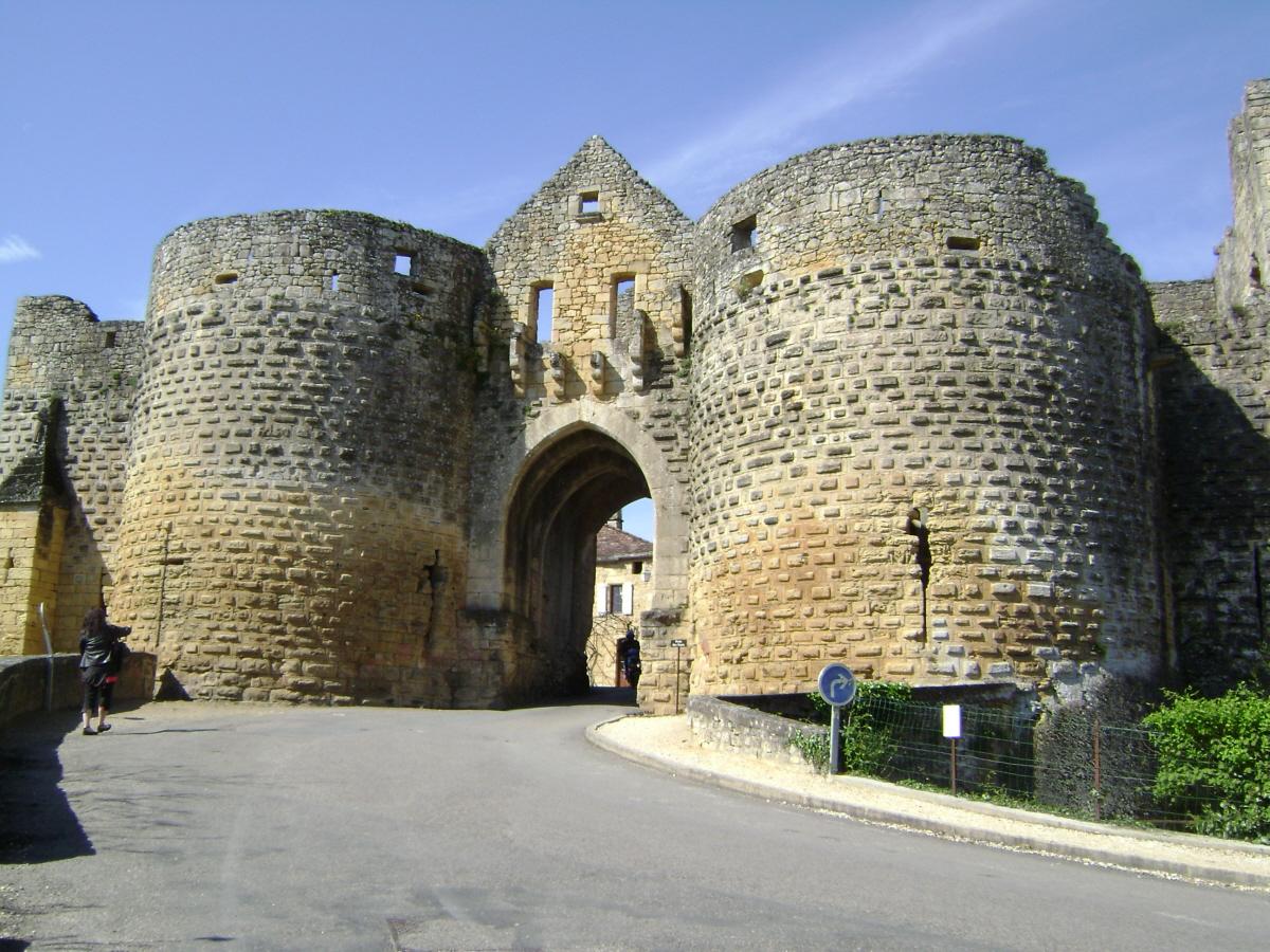 La porte des Tours, partie des anciens remparts de Domme (Dordogne) 