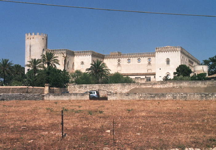 Fiche média no. 114297 Le château médiéval de Donnafugata, à 12 km au sud de Raguse (vue générale et aile du portique), a été fortement remanié au 19e siècle. Il appartient à la municipalité de Raguse et sert souvent de décor de films