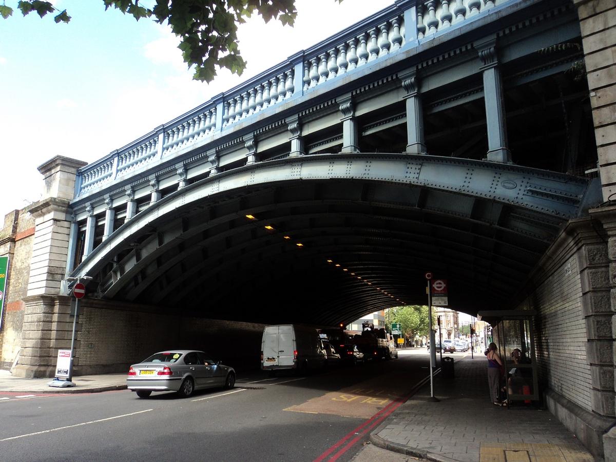Le pont ferroviaire sur Tower Bridge Street, à Southwark (Greater London) 