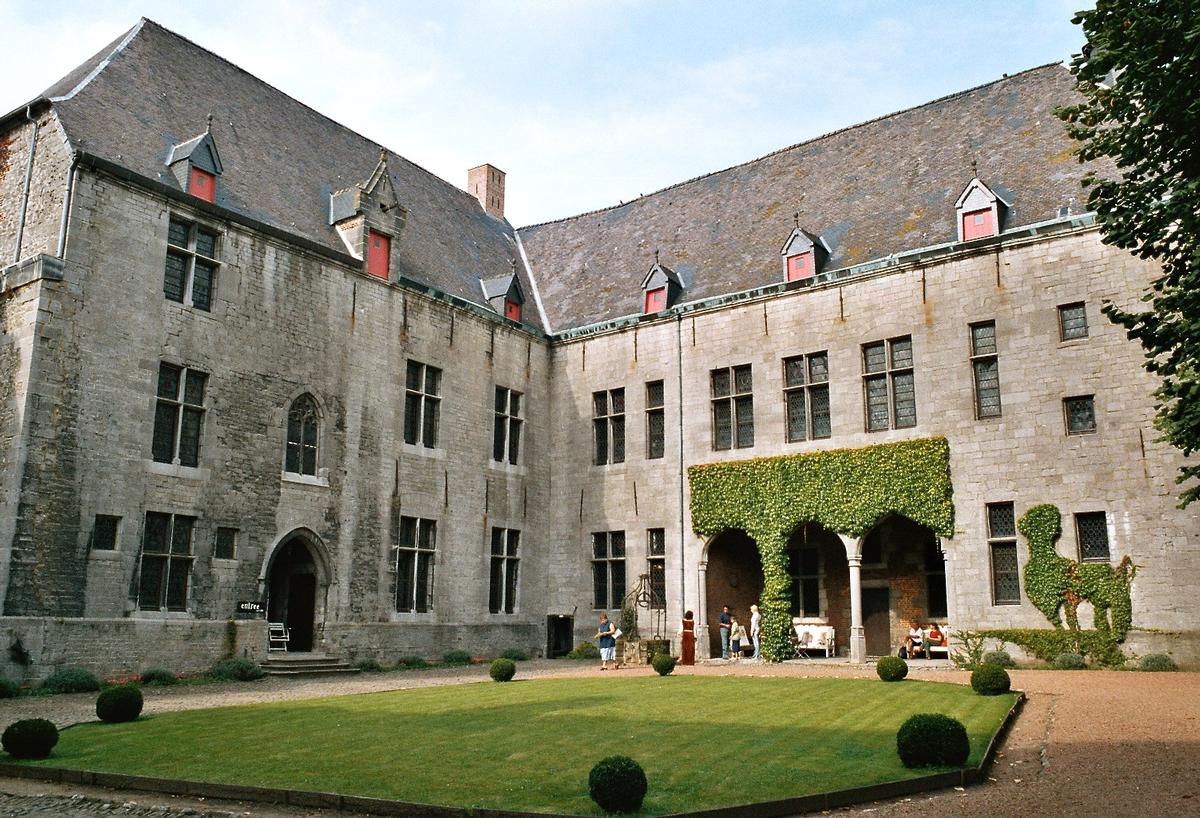 La cour intérieure et l'aile sud du château d'Ecaussinnes-Lalaing (commune de Braine-le-Comte) 