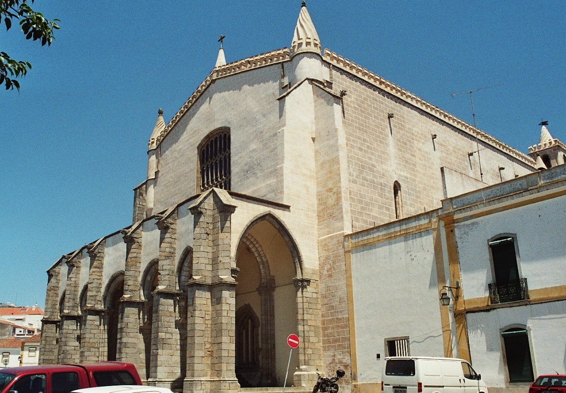 Fiche média no. 94533 L'église Sao Francisco d'Evora date du début du 16e siècle. Sa façade est couronnée de pinacles torsadés et dotée d'un portique à arcades et les murs latéraux sont blanchis à la chaux