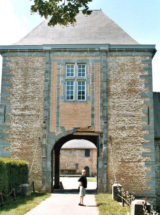 Le porche d'entrée du château-ferme de Falaën (province de Namur) 