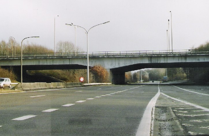 Le pont de l'autoroute E19 (Bruxelles-Mons) sur l'A501 à Familleureux (Hainaut) 